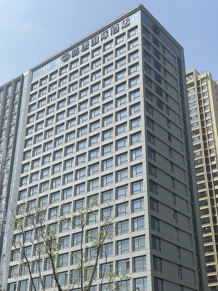西安皓唐酒店楼顶发光字(标识) 现场安装与完景 第1张