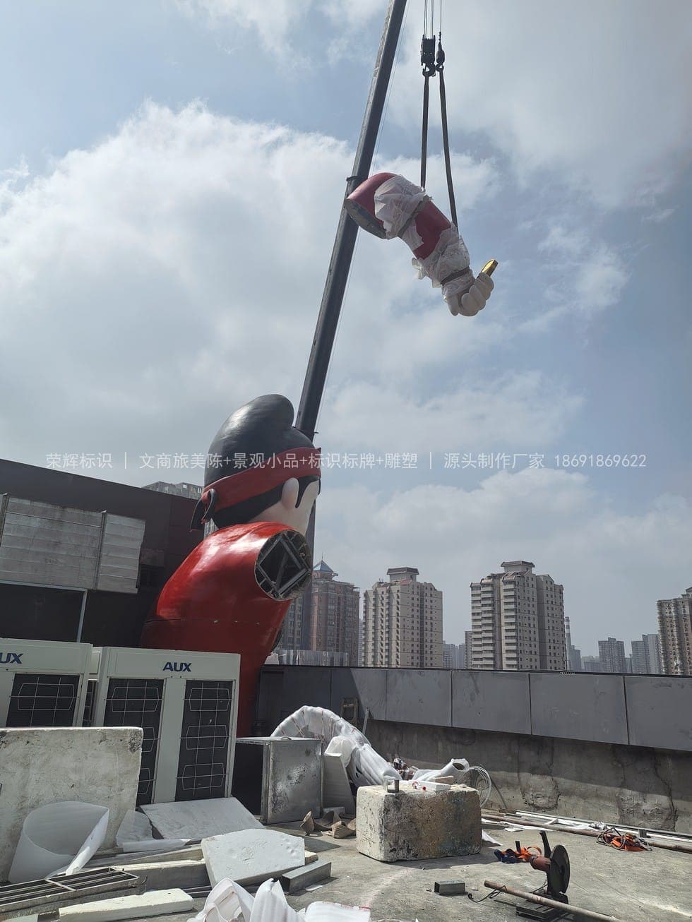 明德盛荟商场楼顶IP玻璃钢雕塑(雕塑) 现场安装与完景 第2张
